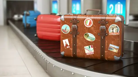 Maletas en una cinta del aeropuerto Maletas en una cinta del aeropuerto