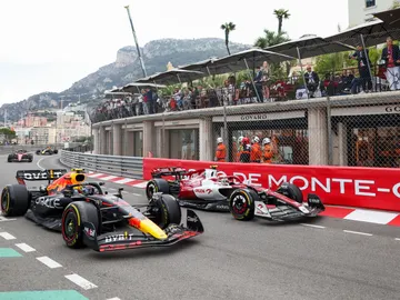Checo Pérez renueva con Red Bull por dos temporadas más Checo Pérez renueva con Red Bull por dos temporadas más