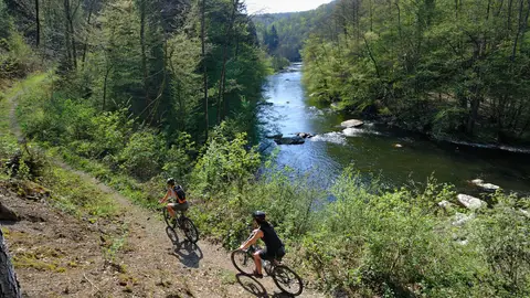 BTT en el río Ourthe BTT en el río Ourthe