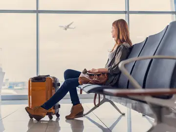 Mujer esperando en el aeropuerto