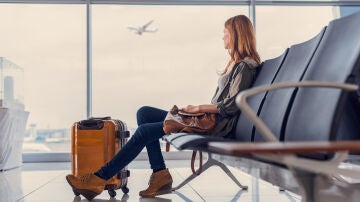 Mujer esperando en el aeropuerto