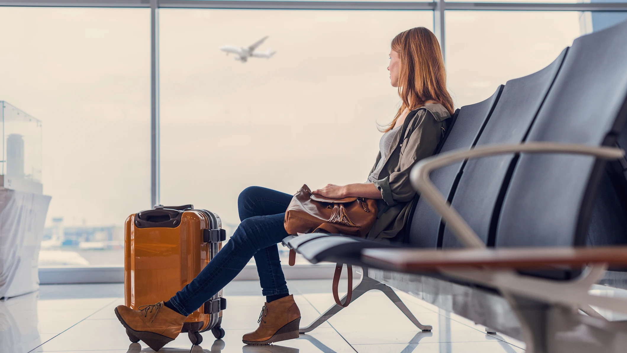 Mujer esperando en el aeropuerto Mujer esperando en el aeropuerto