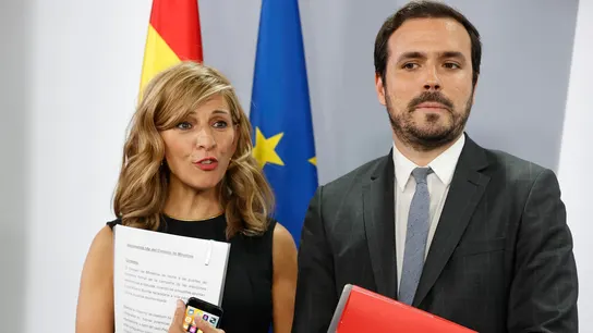 La vicepresidenta segunda y ministra de Trabajo y Economía Social, Yolanda Díaz, y el ministro de Consumo, Alberto Garzón Adiós a las esperas: El Gobierno limita a tres minutos el tiempo que tarda atención al cliente en atender las llamadas