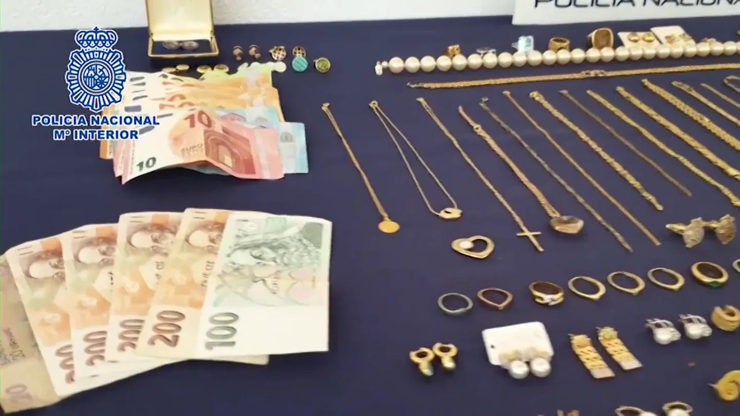 Detenidas cinco mujeres que se disfrazaban de ancianas ricas para robar en viviendas de Madrid Detenidas cinco mujeres que se disfrazaban de ancianas ricas para robar en viviendas de Madrid