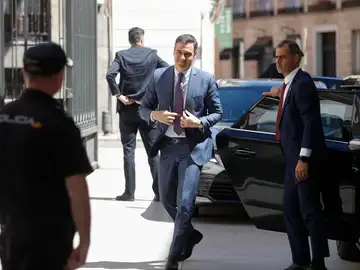 El presidente del Gobierno, Pedro Sánchez a su llegada al encuentro con diputados y senadores del PSOE.