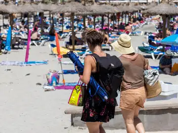 Imagen de archivo de turistas en una playa de Mallorca