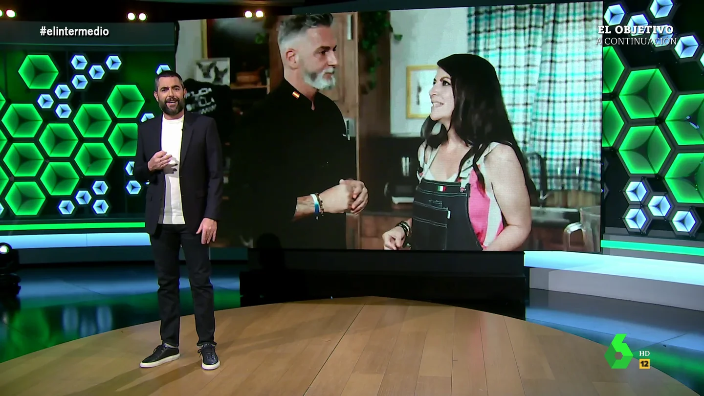 El cómico análisis de Dani Mateo sobre Macarena Olona: "Es como el flamenquín, va de enrollada pero puede resultar indigesta" El cómico análisis de Dani Mateo sobre Macarena Olona: "Es como el flamenquín, va de enrollada pero puede resultar indigesta"