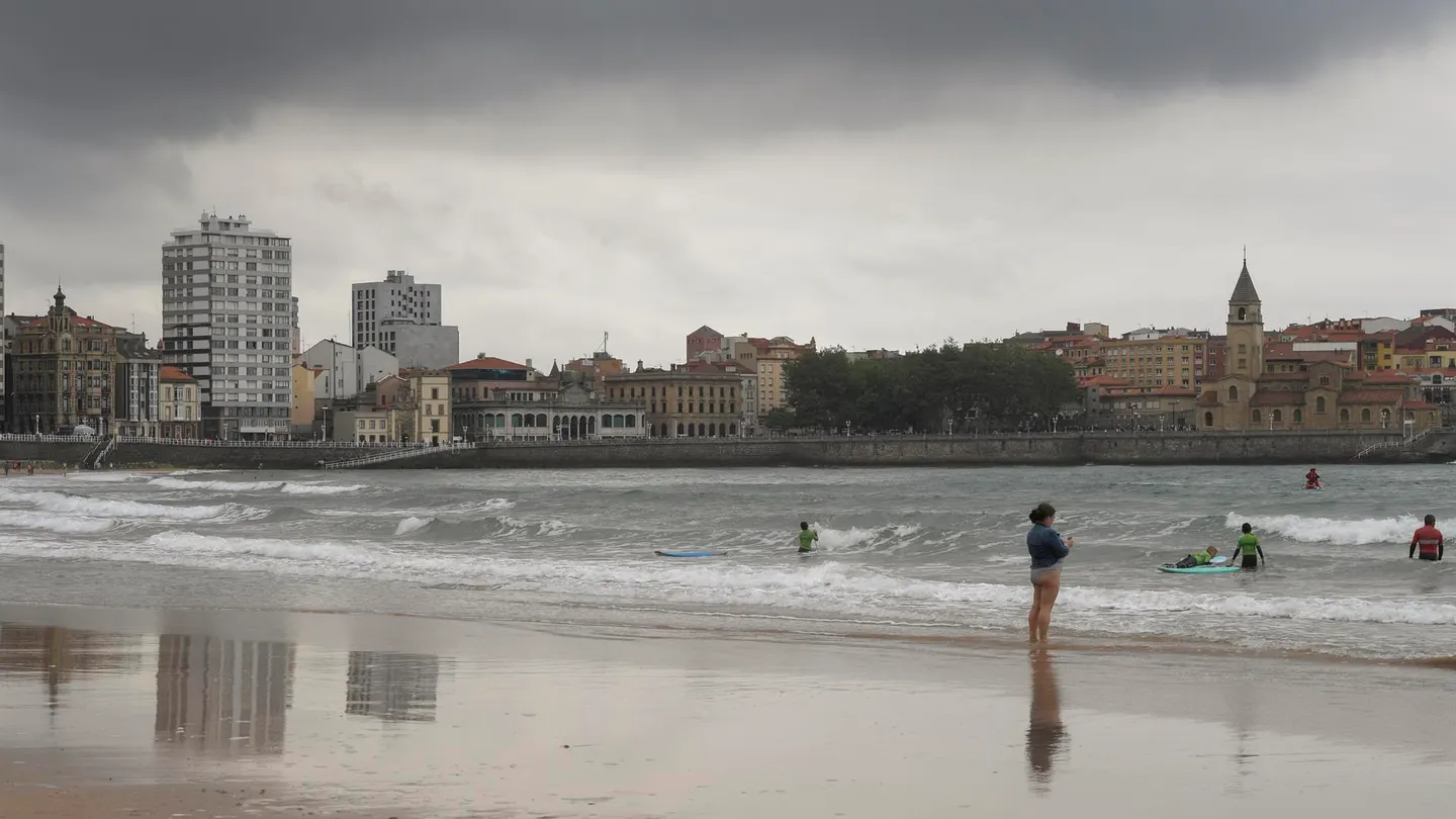 Vistas de la playa de San Lorenzo en Gijón. Vistas de la playa de San Lorenzo en Gijón.