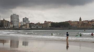 Vistas de la playa de San Lorenzo en Gijón.