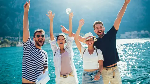 Jóvenes viajando juntos Jóvenes viajando juntos