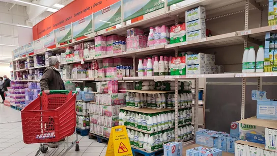 Fotografía de archivo de un supermercado. Fotografía de archivo de un supermercado.