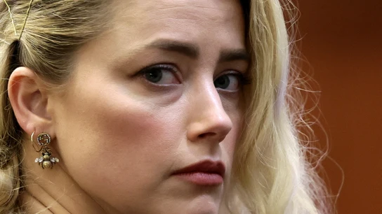 Amber Heard, mientras escuchaba el veredicto por su juicio contra Johnny Depp Amber Heard, mientras escuchaba el veredicto por su juicio contra Johnny Depp