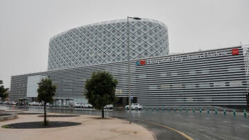 Fachada y zonas exteriores del Hospital Rey Juan Carlos (Móstoles, Madrid)