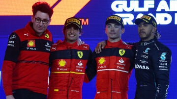 Mattia Binotto, Carlos Sainz, Charles Leclerc y Lewis Hamilton