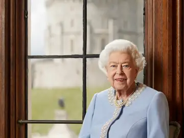 Un nuevo retrato de la Reina Isabel II publicado en la cuenta oficial de Twitter de la Casa Real británica, con motivo de la celebración desde este jueves del Jubileo de Platino.