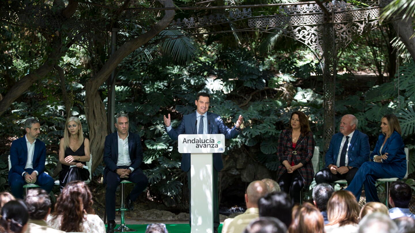 El presidente del PP-A y presidente de la Junta, Juanma Moreno, en el Jard&iacute;n Bot&aacute;nico de M&aacute;laga.