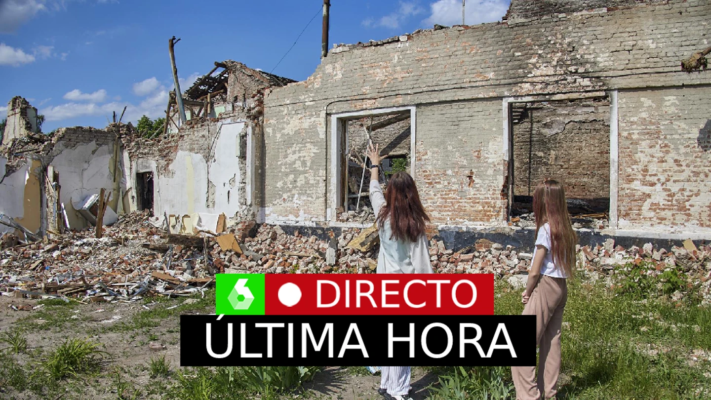 Unas niñas ante una escuela destruida en Ucrania Unas niñas ante una escuela destruida en Ucrania