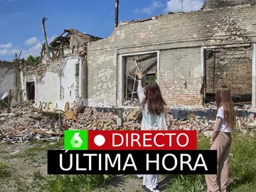 Unas niñas ante una escuela destruida en Ucrania