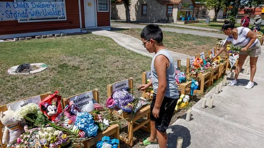 Homenaje de niños a los asesinados en Texas  Homenaje de niños a los asesinados en Texas