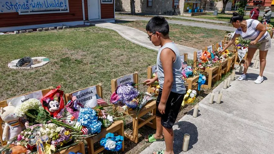 Homenaje de niños a los asesinados en Texas 