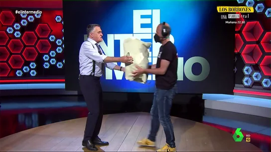 Así era la misteriosa "criaturita" que ha mantenido a El Gran Wyoming "apartado" de El Intermedio: "No pude presentar el programa por ella" Así era la misteriosa "criaturita" que ha mantenido a El Gran Wyoming "apartado" de El Intermedio: "No pude presentar el programa por ella"