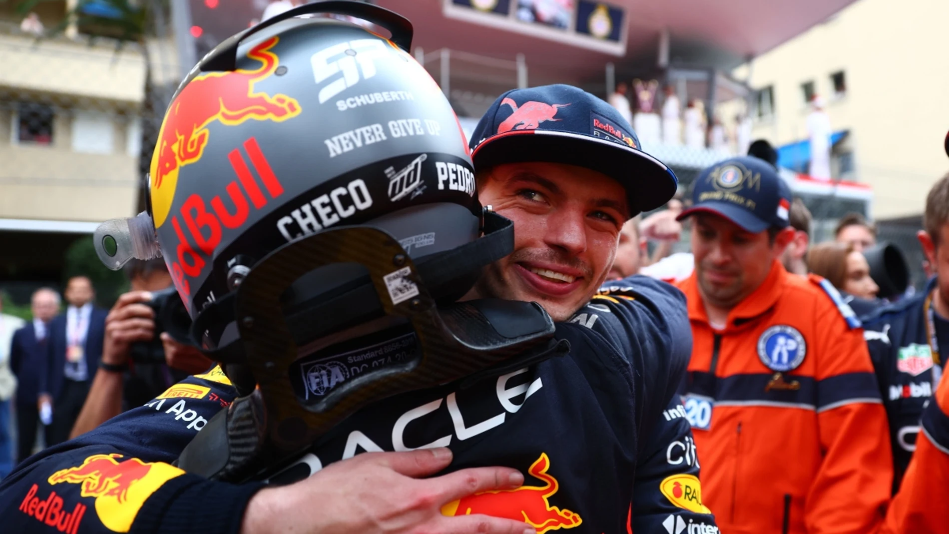 Verstappen abraza a Sergio Pérez