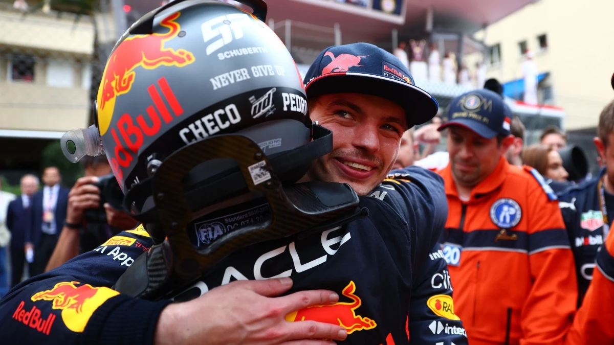 Verstappen abraza a Sergio Pérez