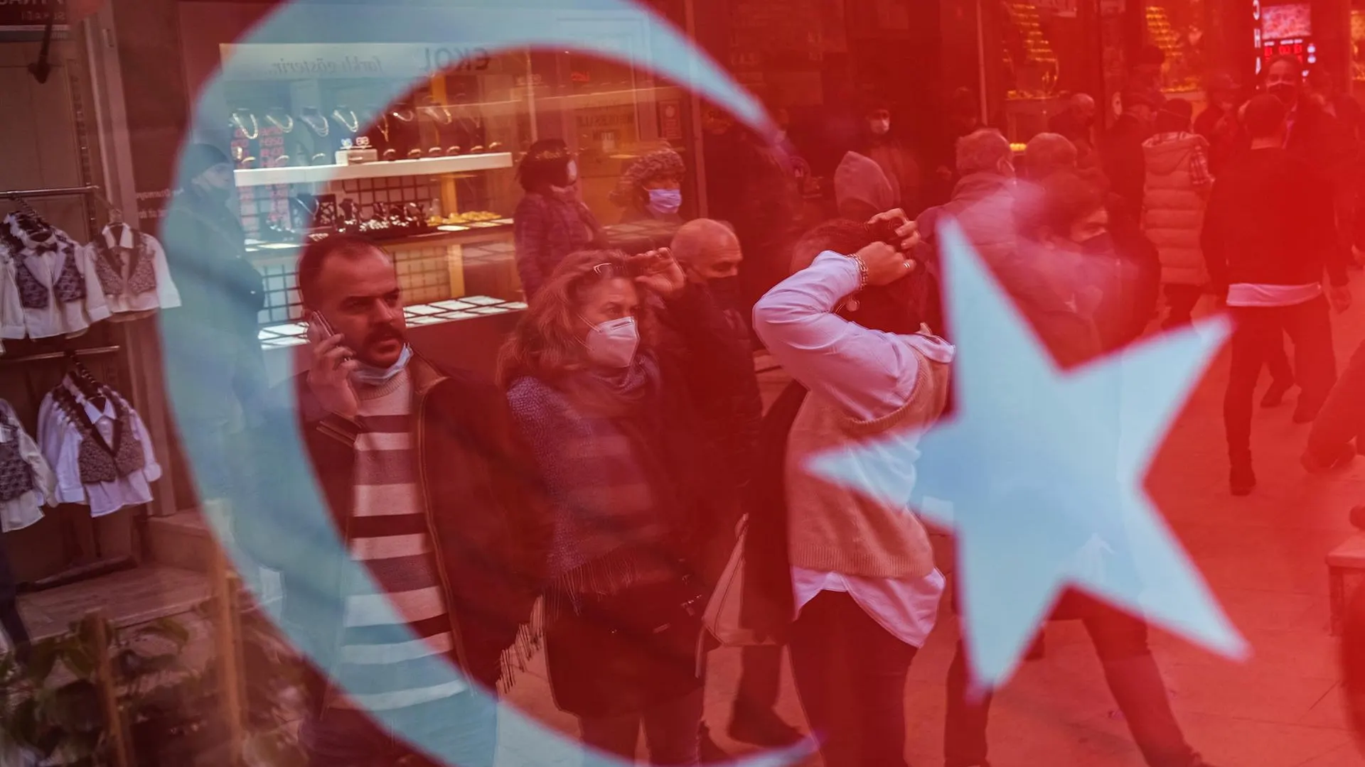 Imagen de archivo de una bandera turca en el Gran Bazar de Estambul