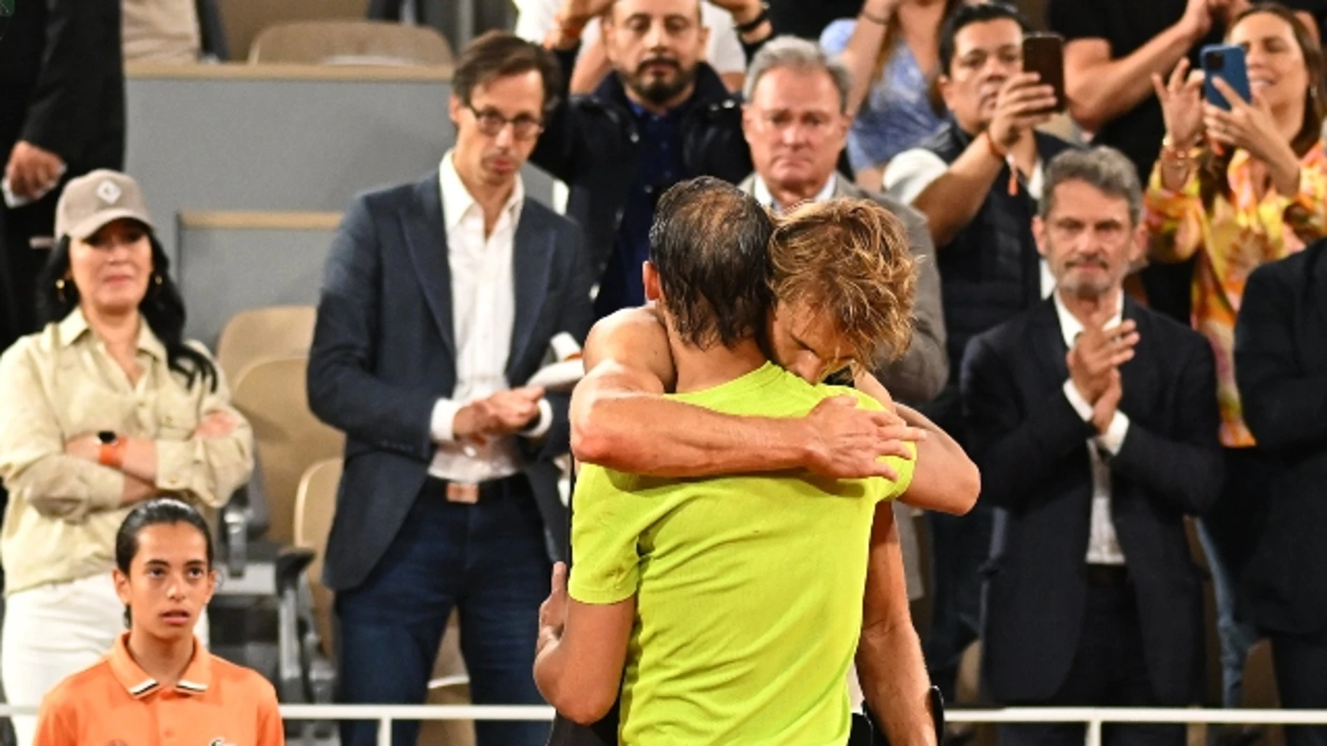 Rafa Nadal y Alexander Zverev se abrazan después del partido