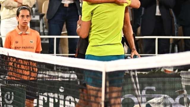 Rafa Nadal y Alexander Zverev se abrazan después del partido