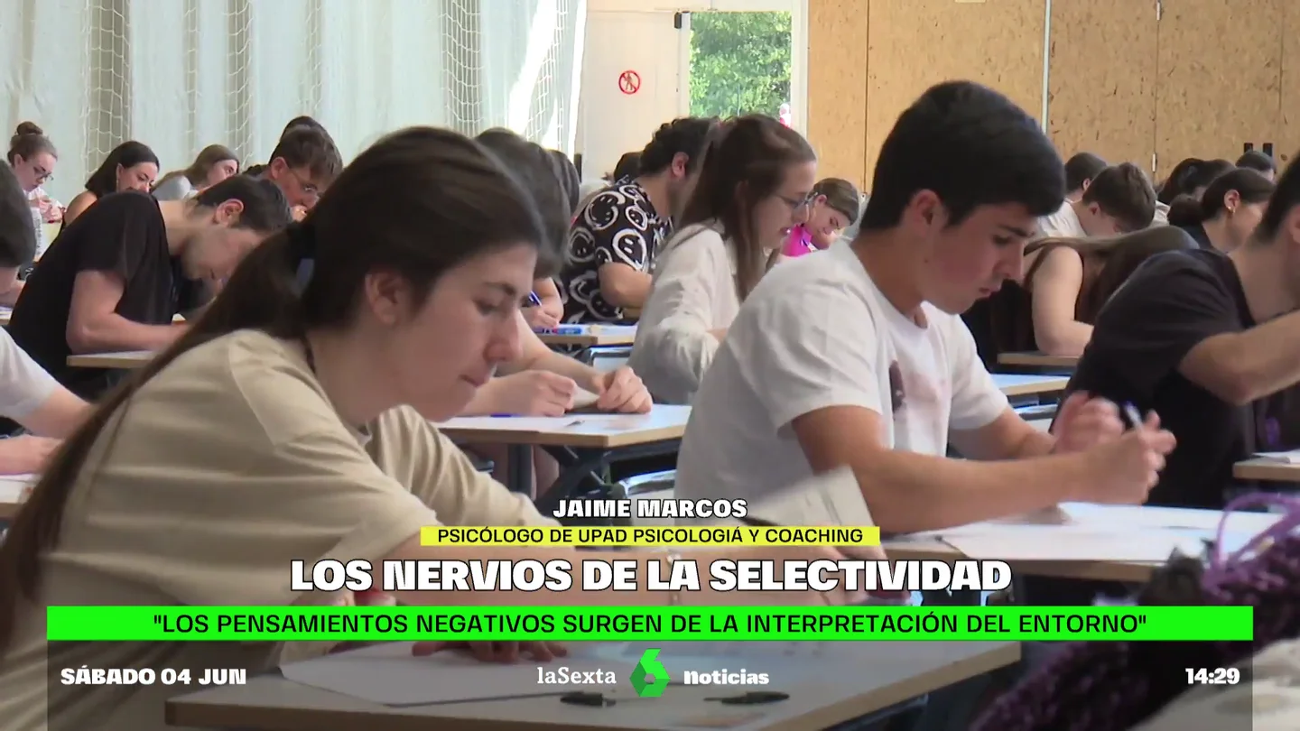 Alumnos haciendo exámenes Alumnos haciendo exámenes