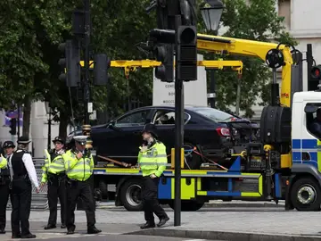 La policía británica evacúa Trafalgar Square por la presencia de un coche sospechoso