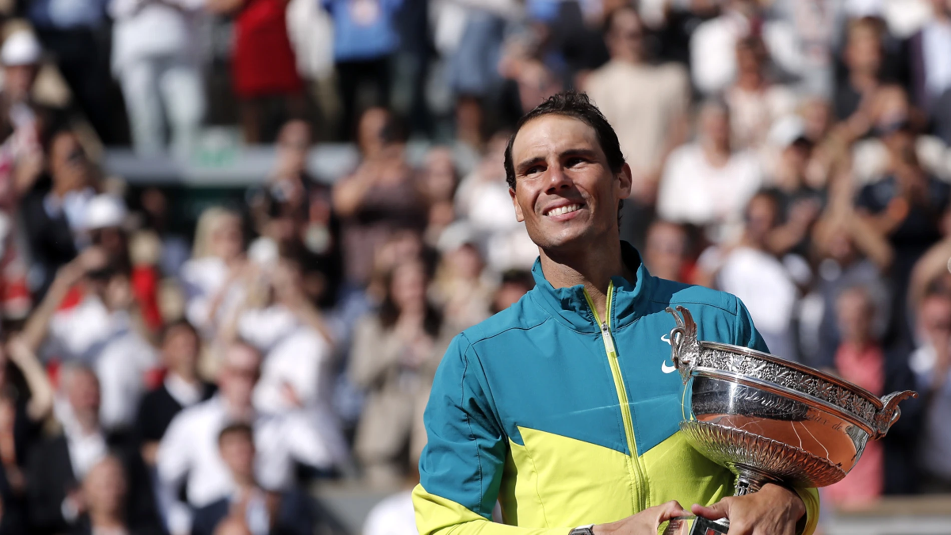 Rafa Nadal, con el trofeo de Roland Garros