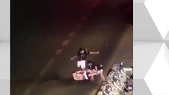 El estremecedor momento en el que dos jóvenes apuñalan a un hombre en Valencia El estremecedor momento en el que dos jóvenes apuñalan a un hombre en Valencia