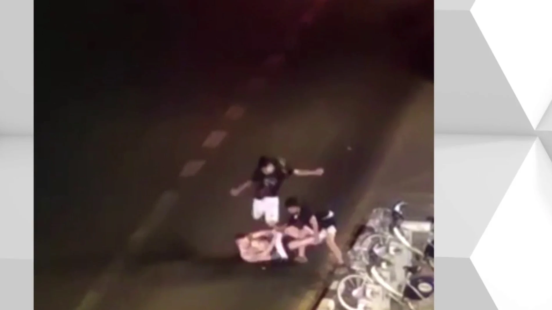 El estremecedor momento en el que dos jóvenes apuñalan a un hombre en Valencia