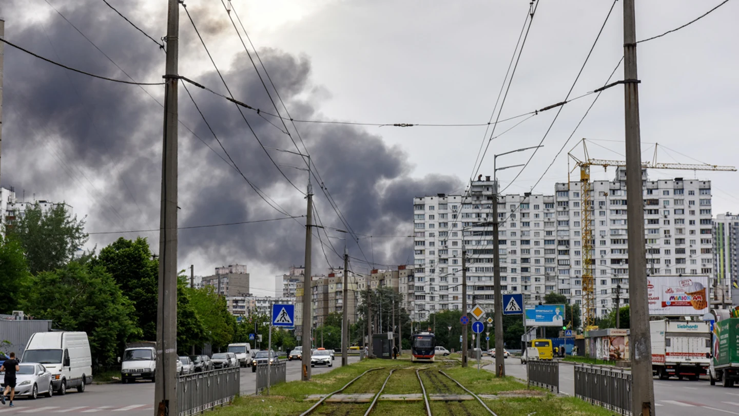Humo en una zona residencial de Kiev tras las explosiones provocadas por las tropas rusas Humo en una zona residencial de Kiev tras las explosiones provocadas por las tropas rusas