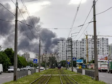 Humo en una zona residencial de Kiev tras las explosiones provocadas por las tropas rusas