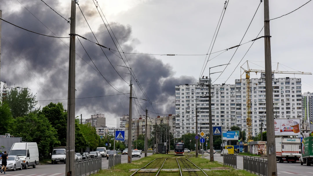 Humo en una zona residencial de Kiev tras las explosiones provocadas por las tropas rusas