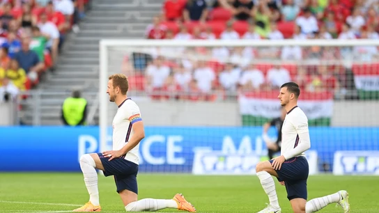 Harry Kane y Mason Mountse arrodillan en su partido contra Hungría Harry Kane y Mason Mountse arrodillan en su partido contra Hungría