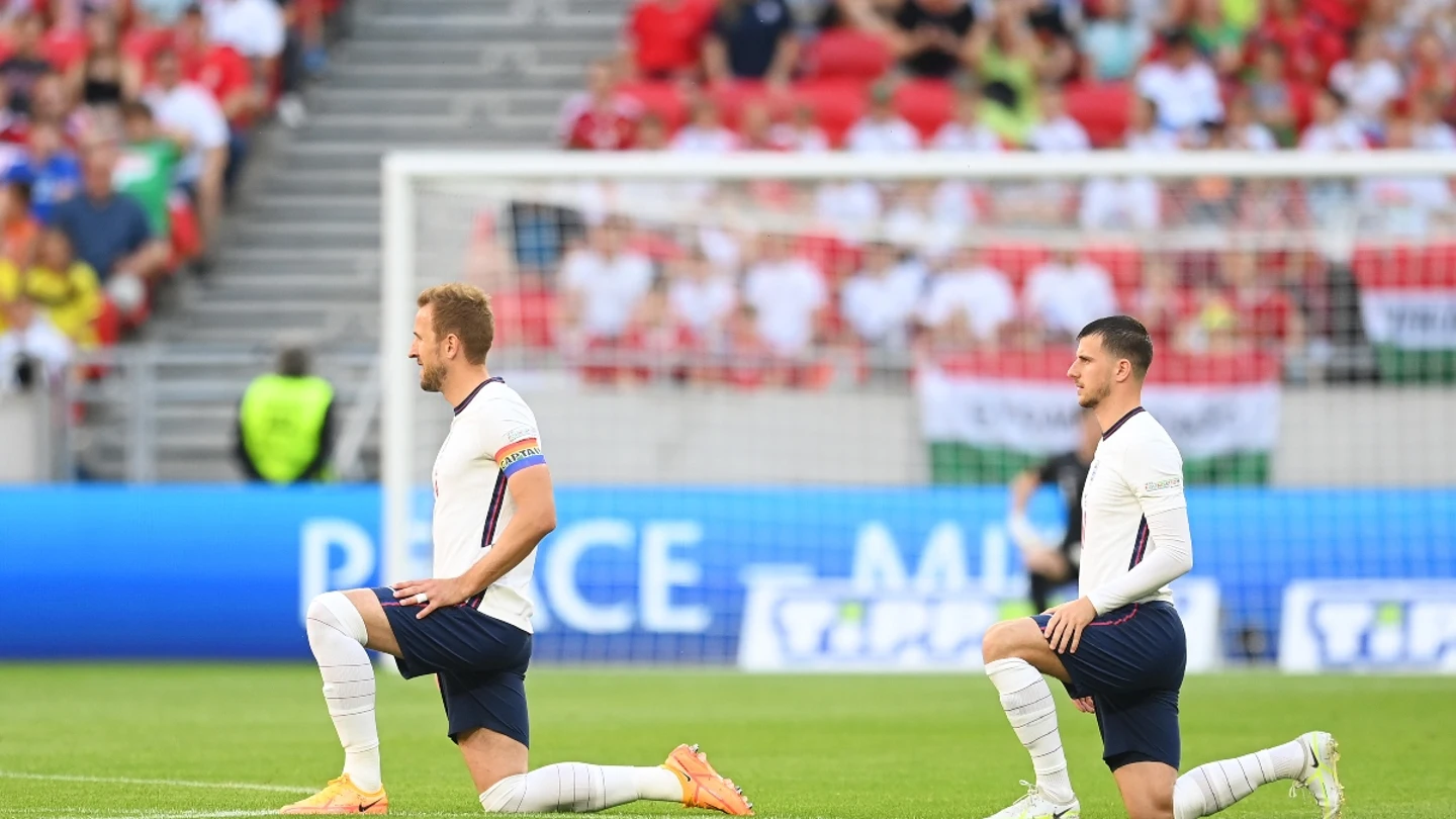 Harry Kane y Mason Mountse arrodillan en su partido contra Hungría Harry Kane y Mason Mountse arrodillan en su partido contra Hungría