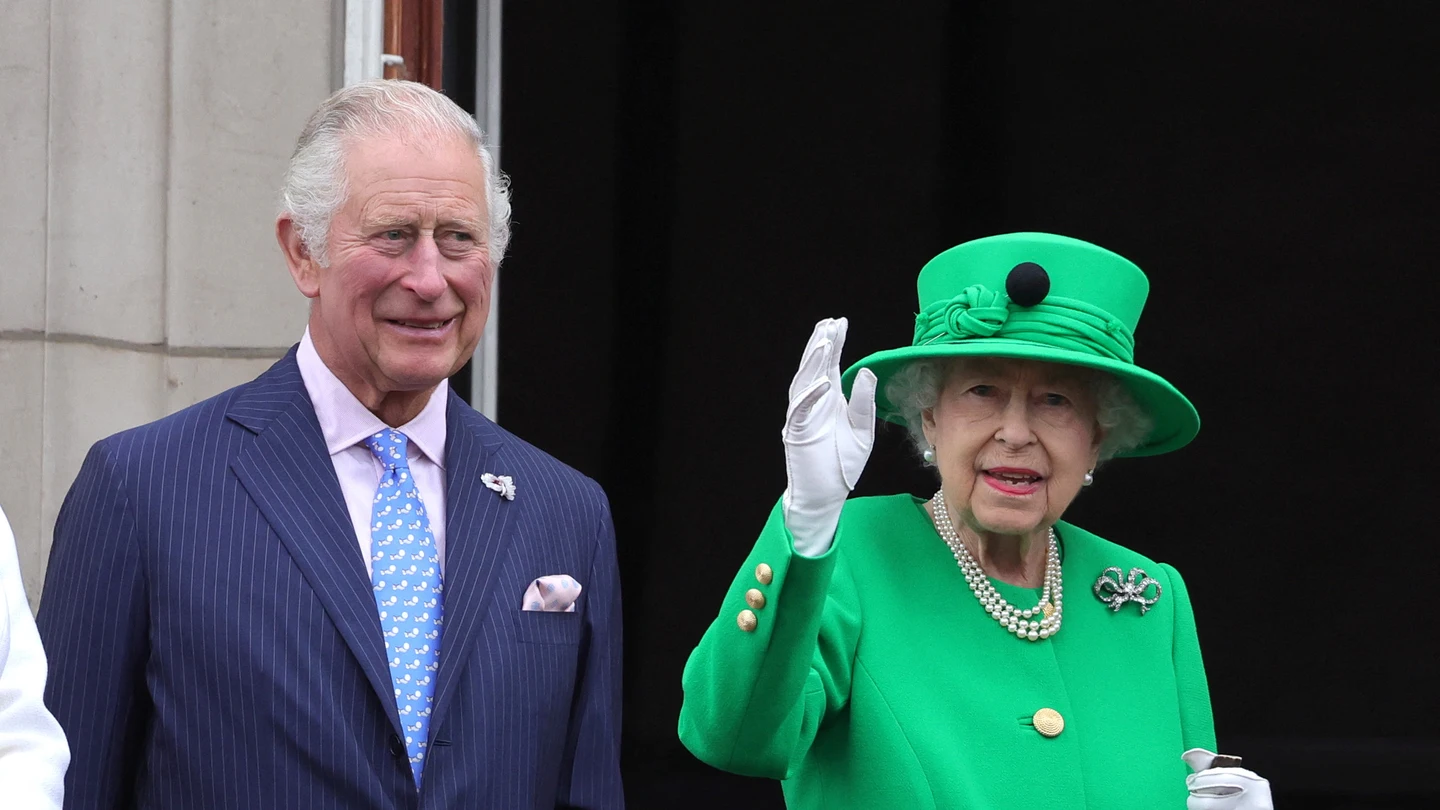 La reina Isabel II, acompañada del príncipe Carlos durante su Jubileo La reina Isabel II, acompañada del príncipe Carlos durante su Jubileo