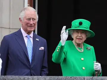 La reina Isabel II, acompañada del príncipe Carlos durante su Jubileo