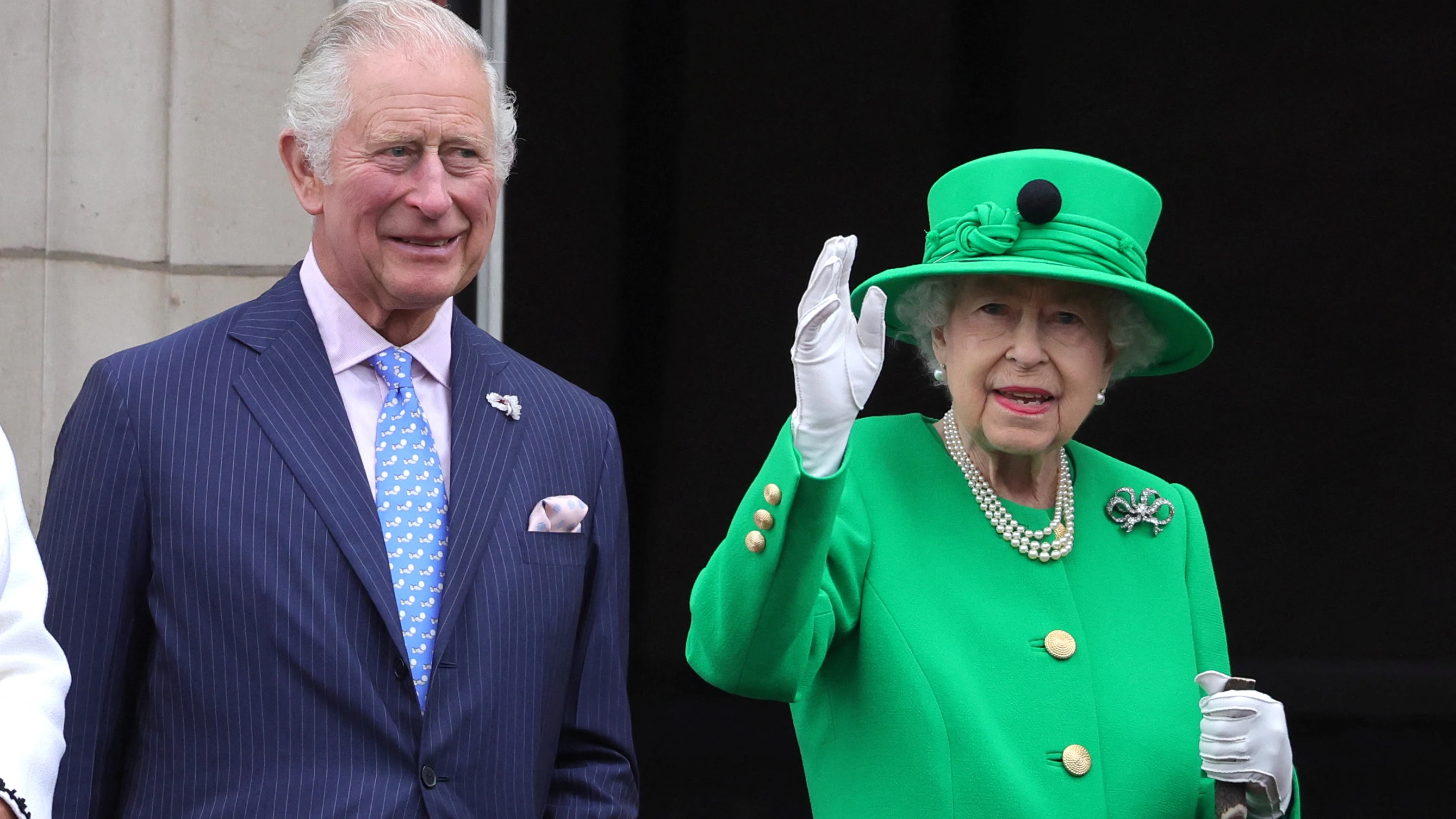 La reina Isabel II, acompañada del príncipe Carlos durante su Jubileo