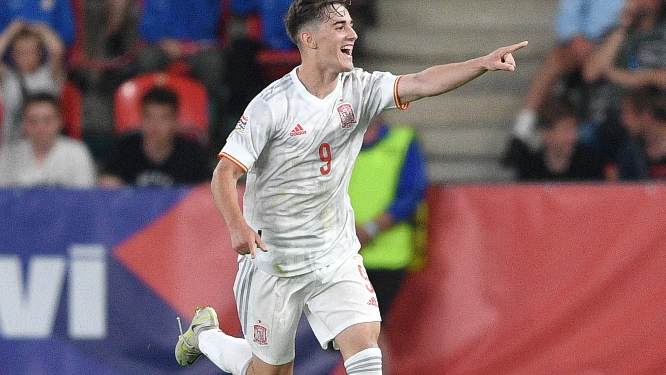 Gavi celebra un gol con España