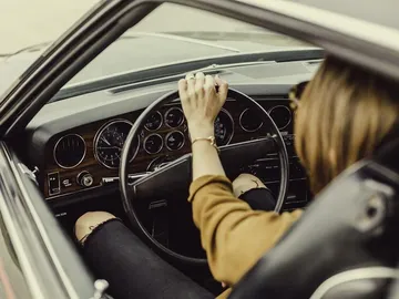 Conductora al volante Conductora al volante
