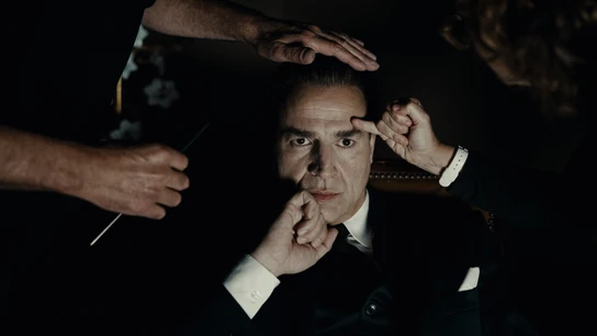 Alberto San Juan se transforma en el diseñador Cristóbal Balenciaga para protagonizar la nueva serie original de Disney+ Alberto San Juan se transforma en el diseñador Cristóbal Balenciaga para protagonizar la nueva serie original de Disney+