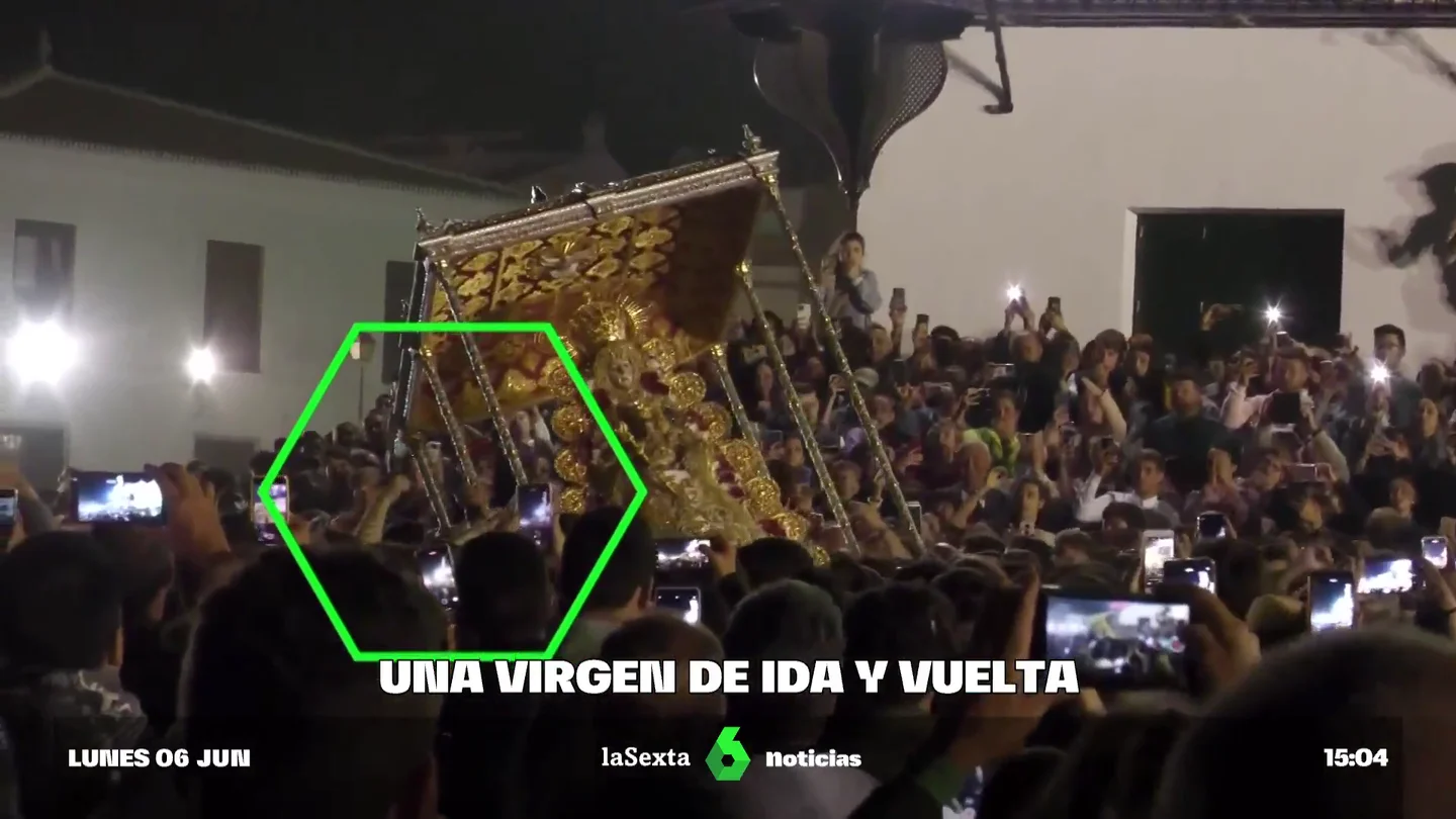 Se suspende la procesión de la Virgen del Rocío tras la rotura de uno de los bancos del paso Se suspende la procesión de la Virgen del Rocío tras la rotura de uno de los bancos del paso