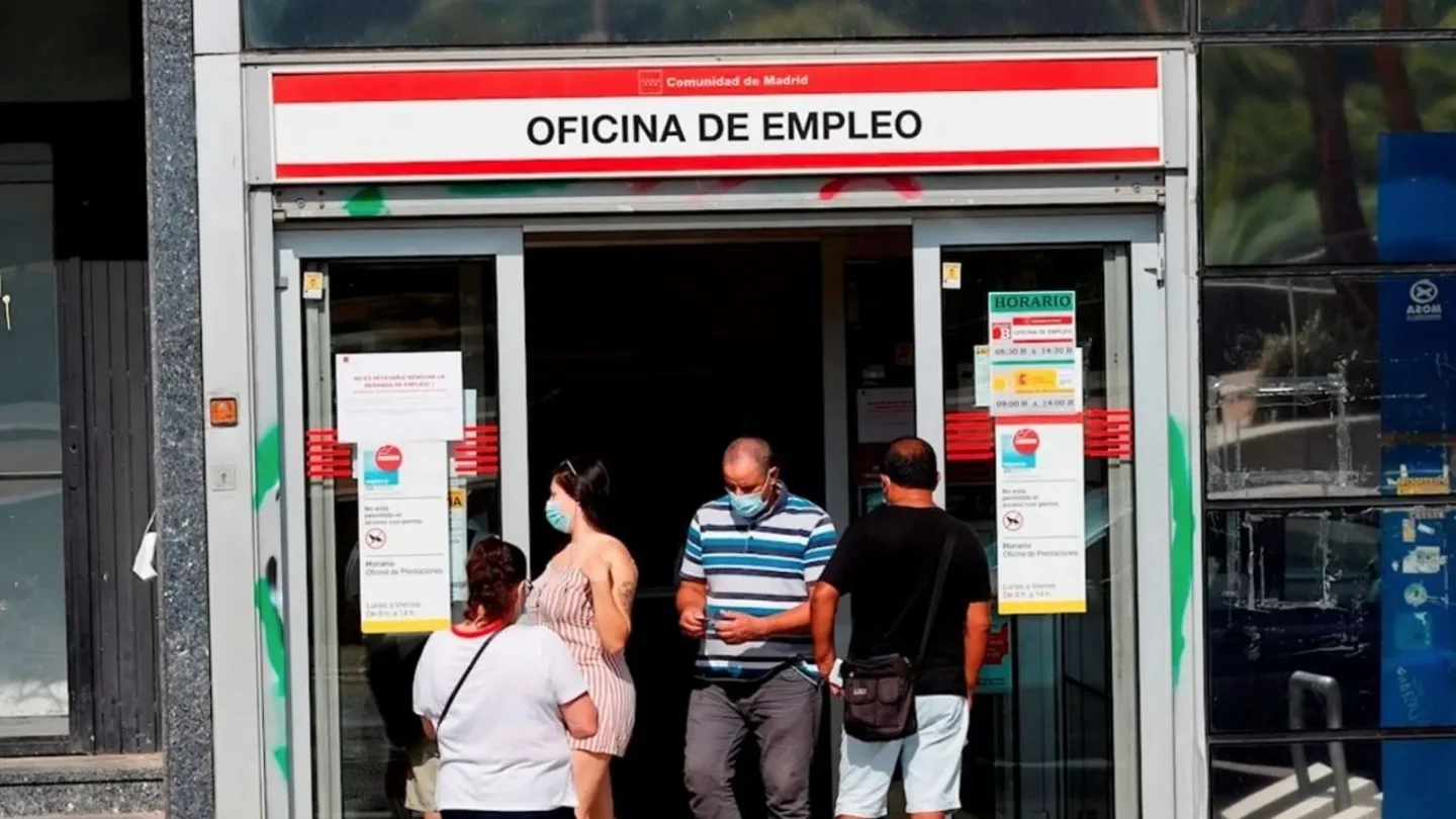 Imagen de archivo de una oficina de empleo. Cuándo se cobra el dinero del paro y del ERTE en junio: días clave y cantidad de la prestación