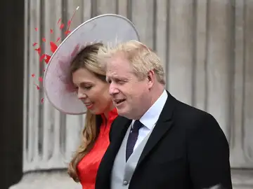 El primer ministro británico, Boris Johnson, y su mujer, Carrie Johnson, en las celebraciones por el Jubileo de Isabel II