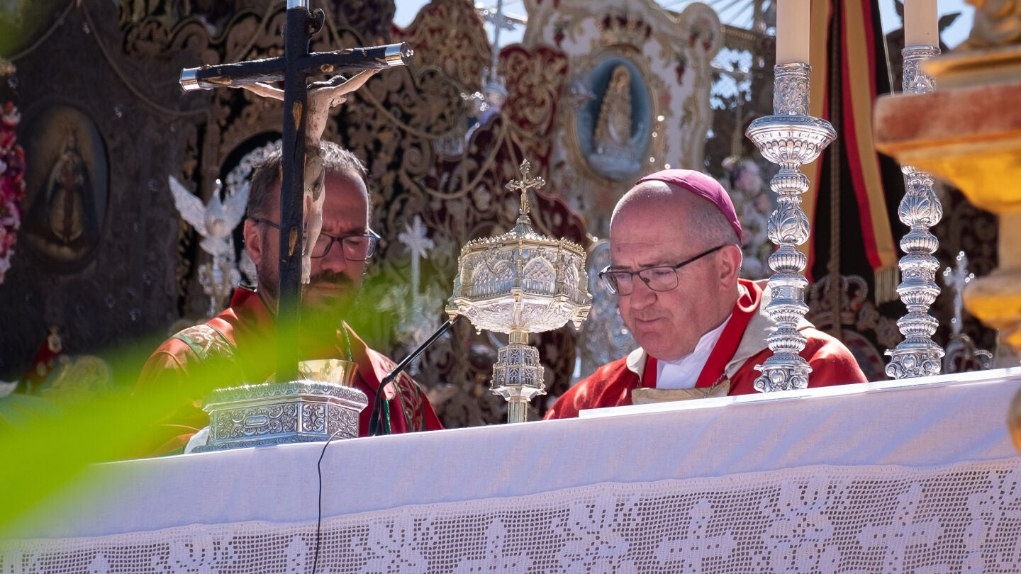 Santiago G&oacute;mez Sierra, obispo de Huelva, durante su homil&iacute;a